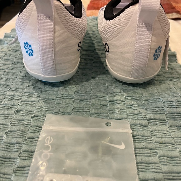 Women’s Nike cleats. Never used. Size 7. - Picture 6 of 9